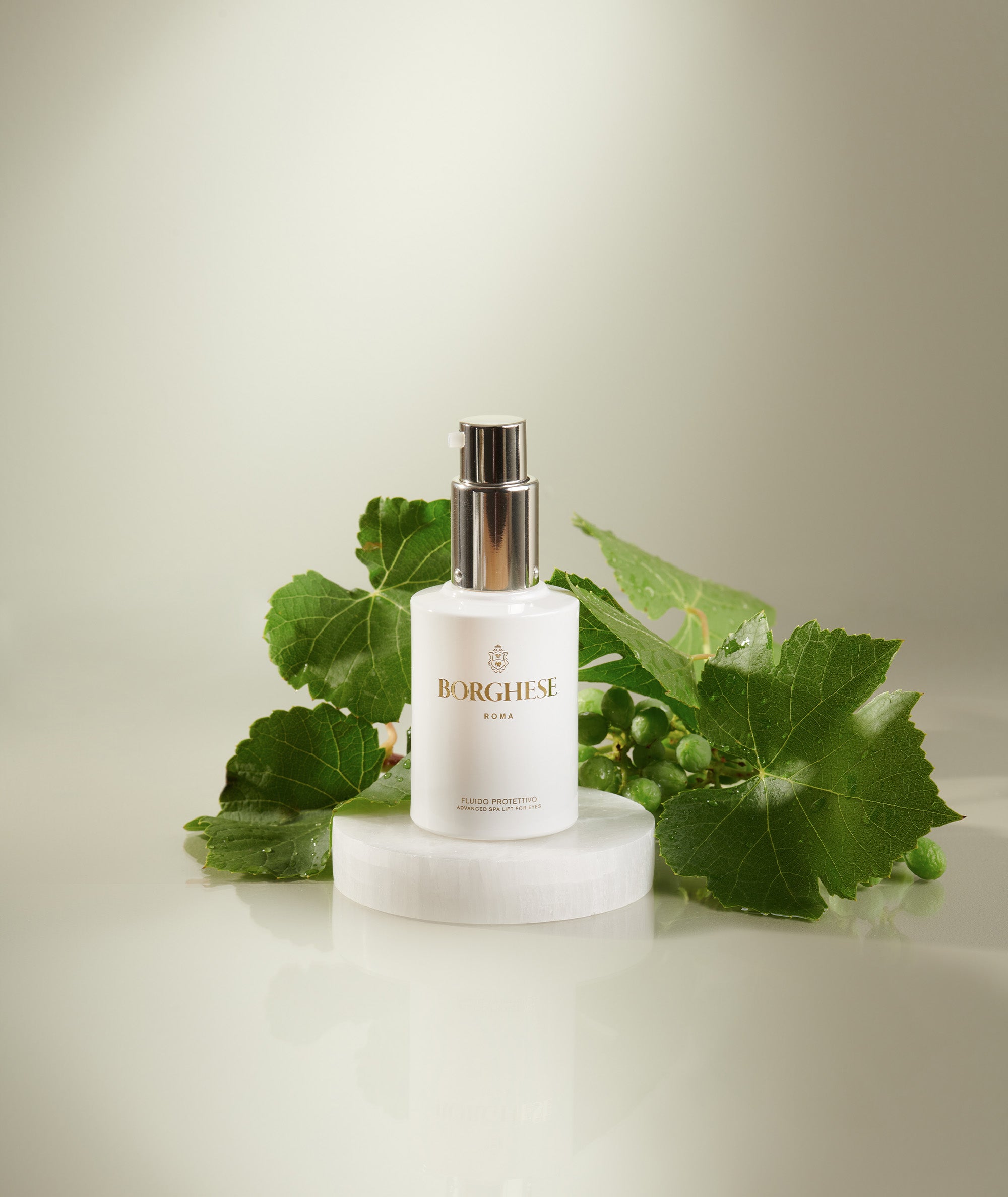 Fluido Protettivo Advanced Eye Lift  with grape seeds, leaves & antioxidant ingredients surrounding bottle